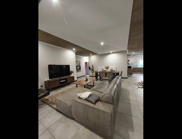 3 BEDROOM COMPLEX FOR SALE IN MENLO PARK